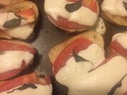 Una foto de tapas caprese