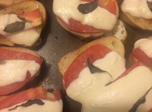 Una foto de Tapas Caprese
