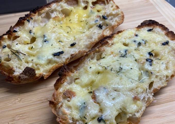 Easy-Cheesey Black Garlic and Thyme Ciabatta 🥖🧄🌿