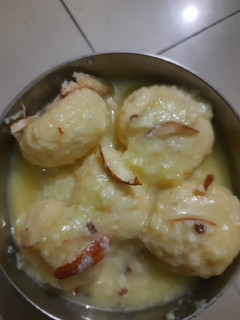 रबड़ी वाली रसमलाई (Rabdi wali rasmalai recipe in Hindi) रेसिपी मुख्य फोटो