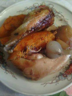 Una foto de Pollo al horno con Boniatos, patatas y cebollas