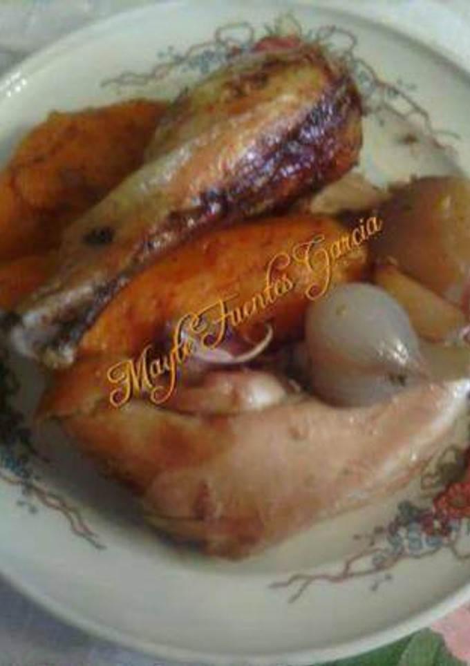 Una foto de Pollo al horno con Boniatos, patatas y cebollas