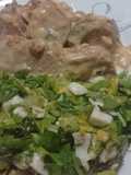Tapa de bife de chorizo en crema con ensalada de perejil y huevo