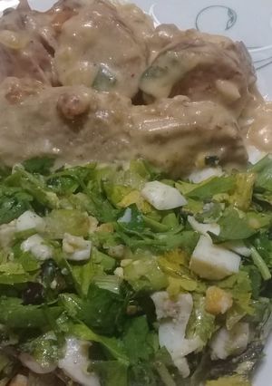 Una foto de Tapa de bife de chorizo en crema con ensalada de perejil y huevo