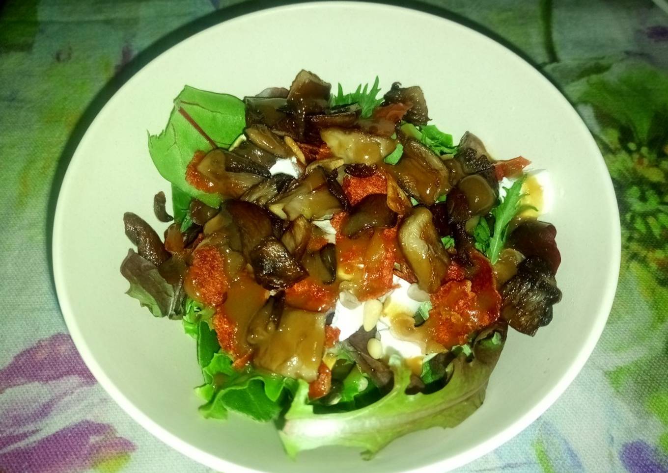 Ensalada templada de setas y crujiente de jamón