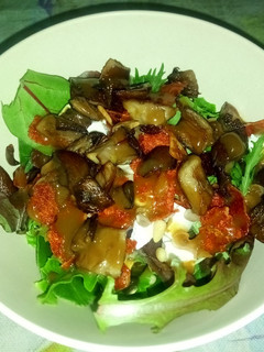 Una foto de Ensalada templada de setas y crujiente de jamón