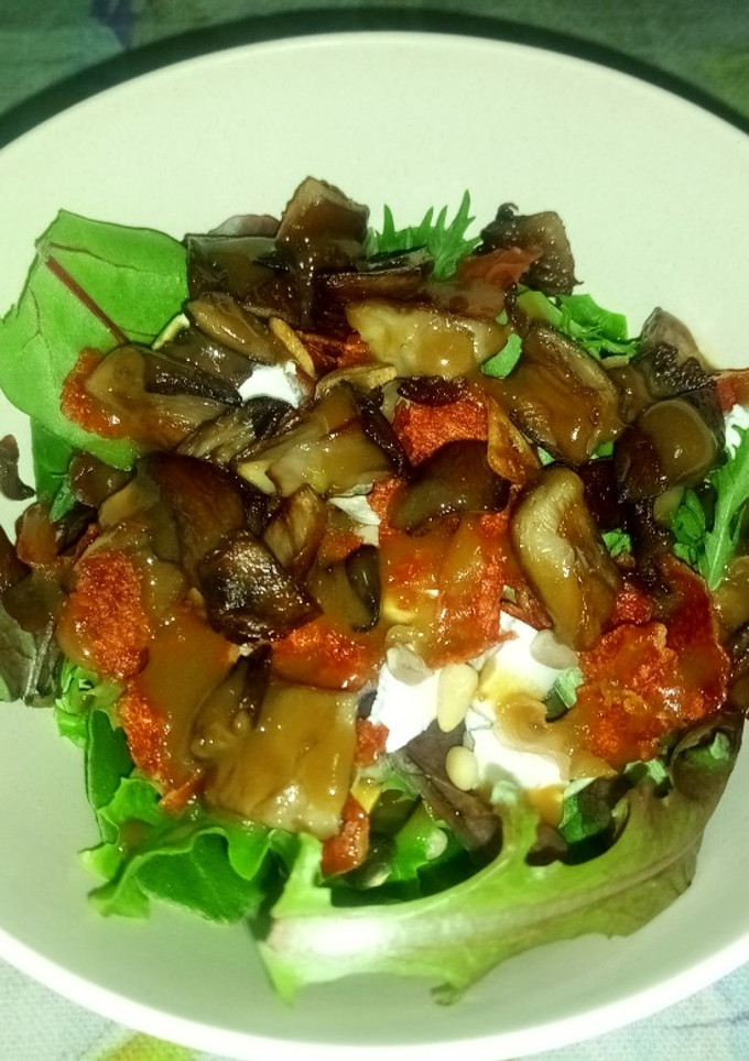 Una foto de Ensalada templada de setas y crujiente de jamón