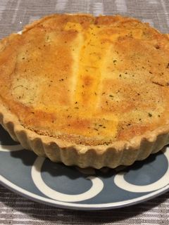 Una foto de Quiche de pollo, jamón y hortalizas con queso
