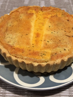 Una foto de Quiche de pollo, jamón y hortalizas con queso