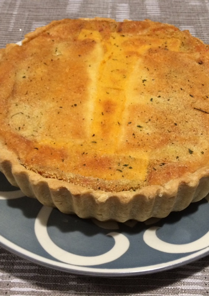 Una foto de Quiche de pollo, jamón y hortalizas con queso