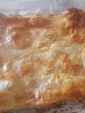 Empanada de hojaldre rellena de pisto, atún y huevo