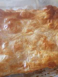 Una foto de Empanada de hojaldre rellena de pisto, atún y huevo