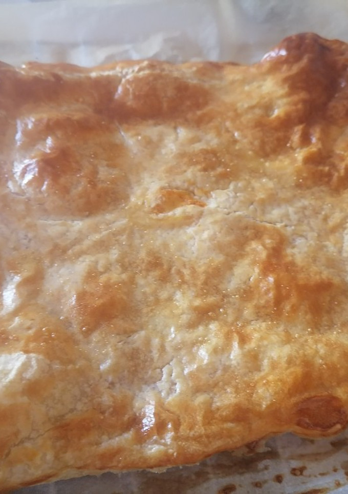 Una foto de Empanada de hojaldre rellena de pisto, atún y huevo