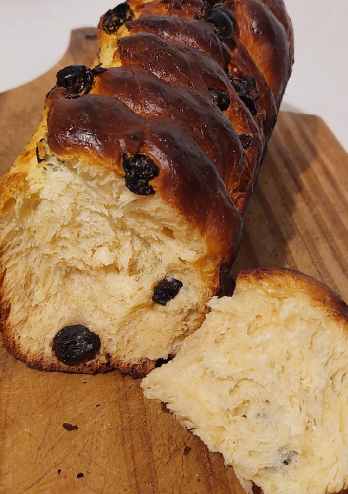 Una foto de Pan de leche y pasas de uva