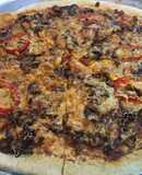 Pizza alla Roman με κιμά,σάλτσα μπάρμπεκιου και παρμεζάνα