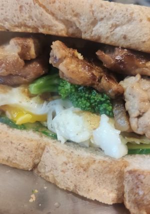 里肌肉夾蛋菜麥吐司 的食譜成品照片