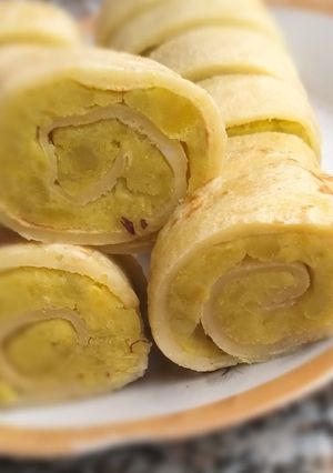 Hình của món Bánh cuộn khoai lang vàng khè hấp dẫn như mỡ của bạn :)))).