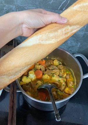 Hình của món Cà ri bánh mỳ.