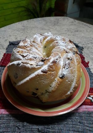 Una foto de Kugelhopf alemán con pasas de uva y almendras