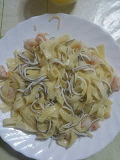 Una foto de Pasta con gulas y gambas