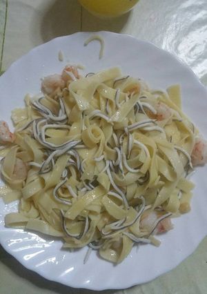 Una foto de Pasta con gulas y gambas