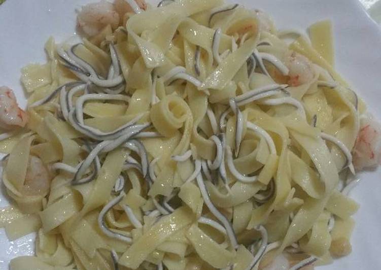 Pasta con gulas y gambas
