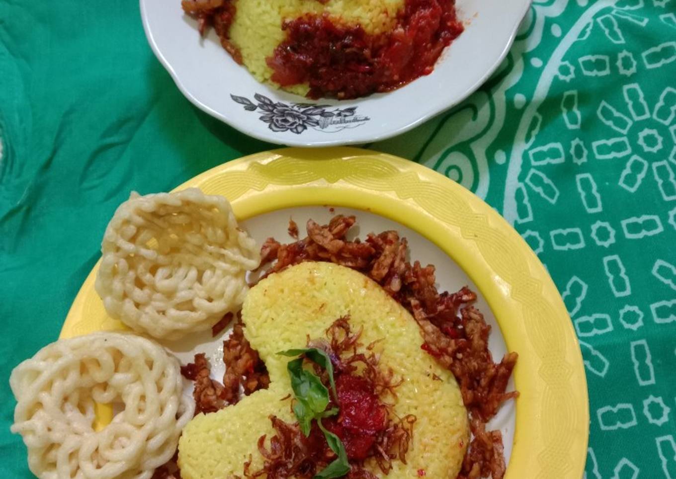 Nasi uduk kuning