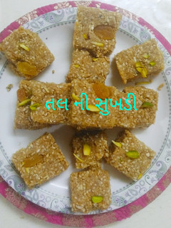 તલ ની સુખડી (Til Sukhdi Recipe In Gujarati) રેસીપી મુખ્ય ફોટો