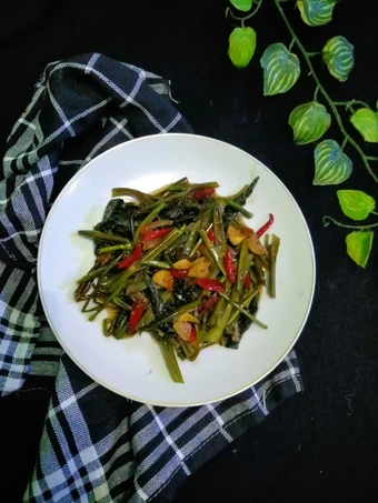 Langkah Mudah untuk Membikin Resep Tumis Kangkung Saos Tiram yang  Bikin Ketagihan Anti Ribet, Bikin Ngiler