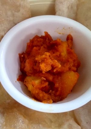 A picture of Luchi aloor dom (puri and dum aaloo).