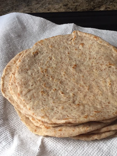Una foto de Tortillas de harina (a mi estilo 😅)