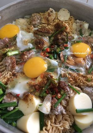 รูปของ “มาม่าทรงเครื่อง”