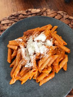 Una foto de Macarrones al huevo con chorizo y sobrasada