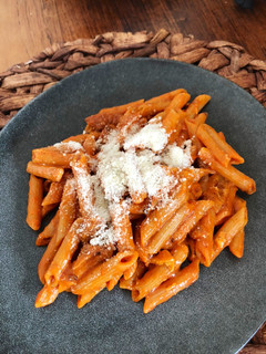 Una foto de Macarrones al huevo con chorizo y sobrasada