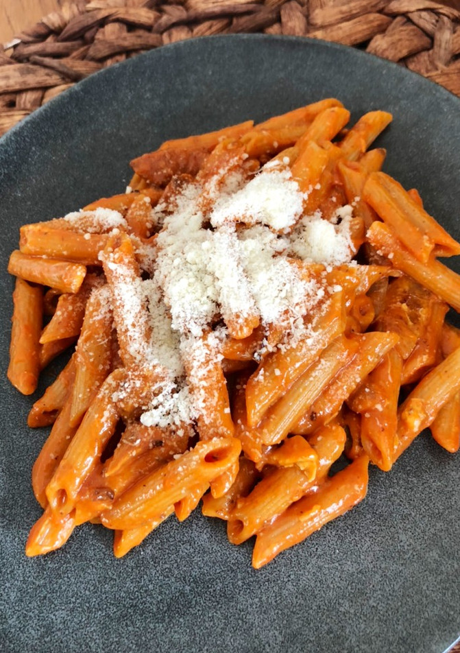 Una foto de Macarrones al huevo con chorizo y sobrasada