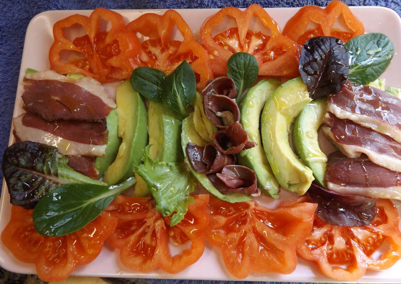 Magret de pato ahumado con aguacate y tomate