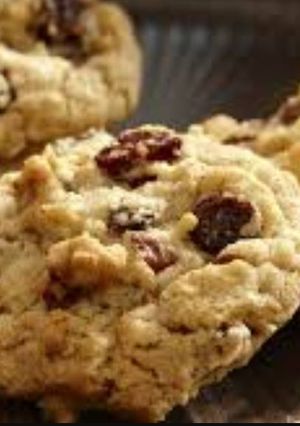 A picture of Oatmeal raisin cookie.
