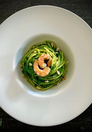Foto di SPAGHETTONE DI GRAGNANO PESTO DI RUCOLA, GAMBERI MARINATI AL LIME