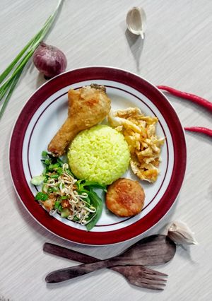 Foto resep Nasi Kuning Komplit #2