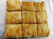 Una foto de empanada de cocina y queso de cabra
