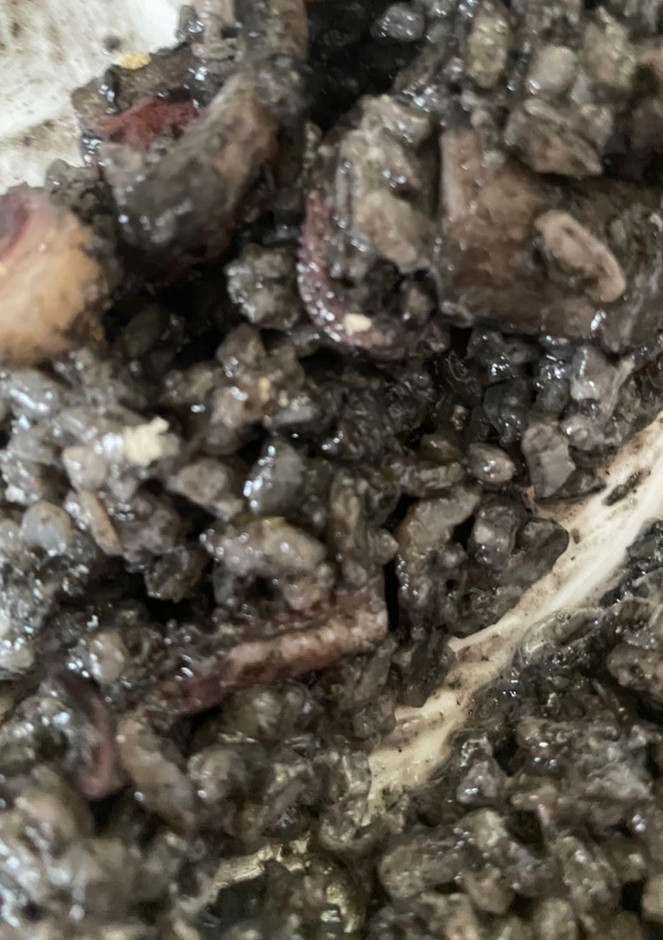 Una foto de Arroz negro con maganos y Ali-oli