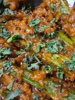 સરગવા નું લોટ વાળું શાક (Saragva Besan Lot Shak Recipe In Gujarati) રેસીપી મુખ્ય ફોટો
