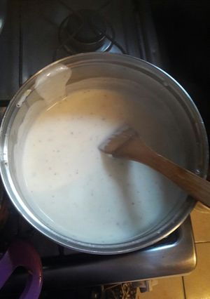 Una foto de Salsa blanca casera rica y fácil!!