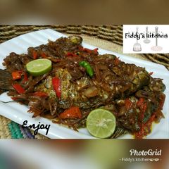 Grilled fish with onion sauce(gasasshen kifi) A picture of Grilled fish with onion sauce(gasasshen kifi).