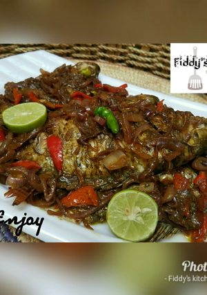 A picture of Grilled fish with onion sauce(gasasshen kifi).