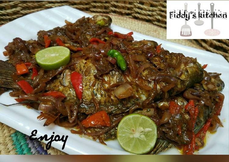 Grilled fish with onion sauce(gasasshen kifi)