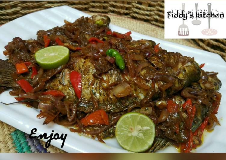 How to Cook Yummy Grilled fish with onion sauce(gasasshen kifi)