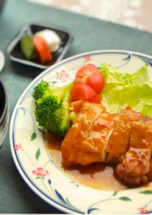 A picture of Popular Japanese Food, Teriyaki Chicken.
