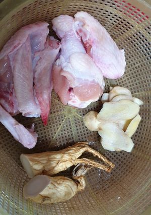 Hình của món Cánh gà hầm sâm.