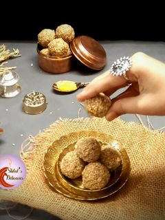 तीळ खजुराचे लाडू (Til Khajurache Ladoo Recipe In Marathi) रेसिपी चे मुख्य फोटो 